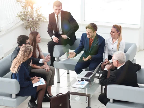 Business team bespreken een nieuwe gaan in de vergaderruimte. — Stockfoto