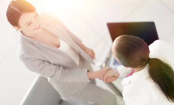 Welcome and handshake business partners — Stock Photo, Image