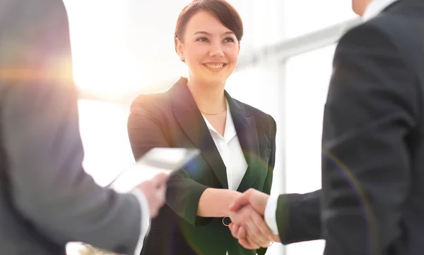 Üzletasszony kezet rázott egy üzletemberrel egy találkozó alatt. — Stock Fotó