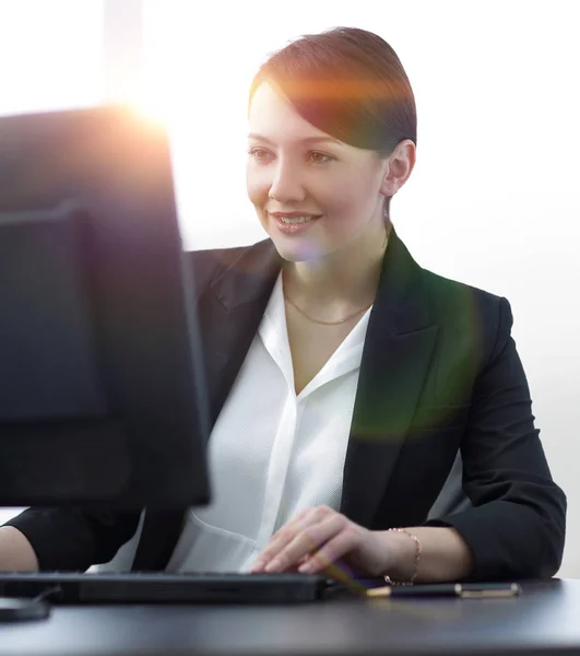 Primo piano di una giovane donna d'affari sicura che lavora al computer — Foto Stock