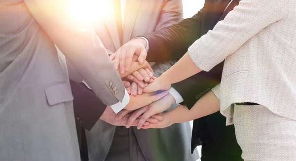 Primo piano. team di lavoro con le mani giunte — Foto Stock