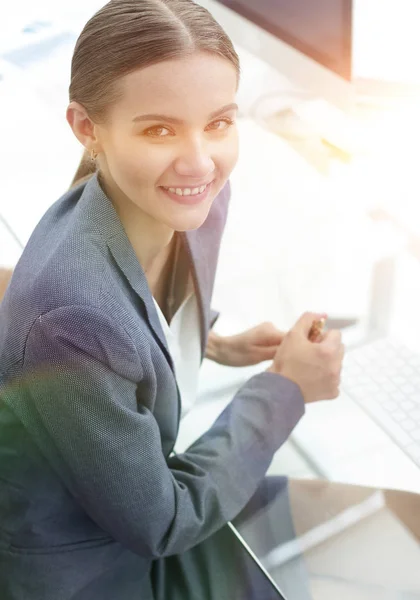 Joven mujer de negocios que trabaja con documentos financieros — Foto de Stock