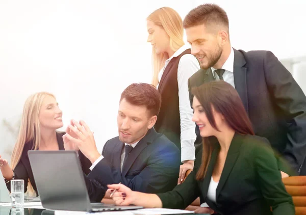 Equipe de negócios discutindo novas informações, de pé na frente do laptop aberto — Fotografia de Stock