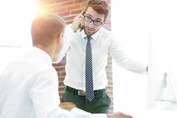 Uomo d'affari sicuro risolve i problemi di lavoro — Foto Stock