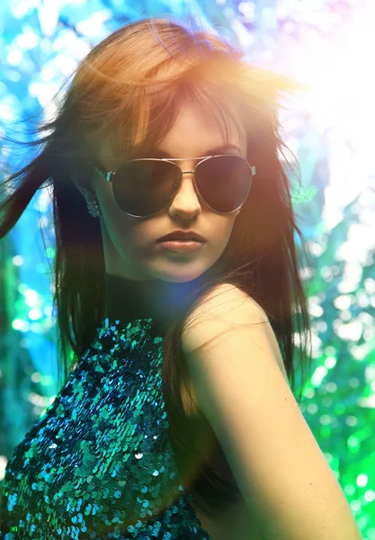Primer plano. mujer joven con estilo en gafas de sol — Foto de Stock