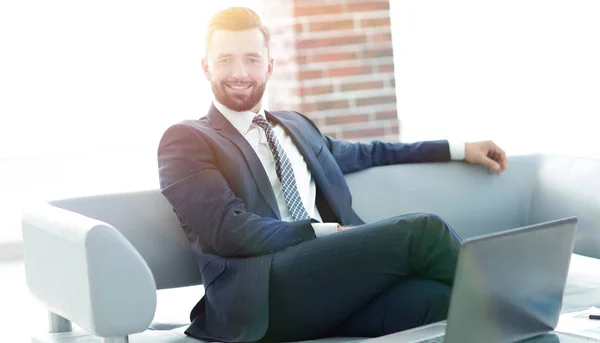 Portrait d'un homme d'affaires prospère assis dans le hall du bureau — Photo