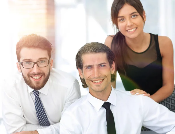 Junge Geschäftskollegen im Hintergrund des Büros — Stockfoto