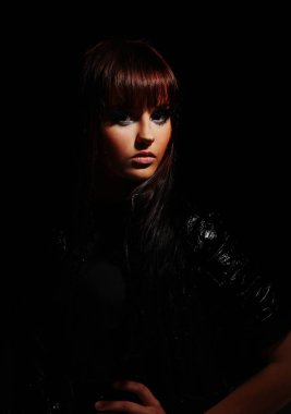 akşam makyaj siyah bir arka plan ile şık genç kadın