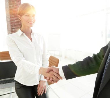 Kadın müdür, müşteriyi el sıkışarak karşılıyor..