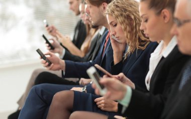 bir iş toplantısında oturan arkadaşları closeup.