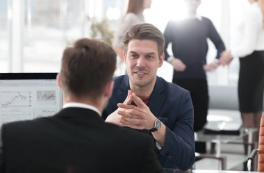 İki adam bir bilgisayar ekranında yükselen grafik arıyorsunuz şirketin büyüme tartışmak