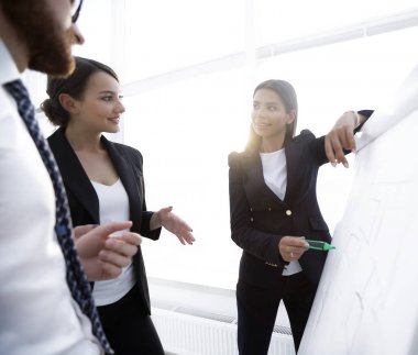 flipchart üzerinde bir marker ile işaret iş kadını