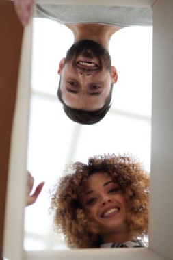 Kutunun içini arıyor yeni evliler altından göster.