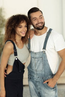 güzel genç çift ayakta yeni bir daire içinde. Fotoğraf alan bir kopyası vardır