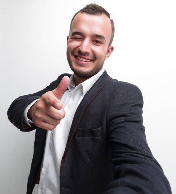 mutlu başarılı bir işadamı kopya alanı işaret