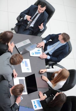 iş takım Office mali sorunları tartışıyor