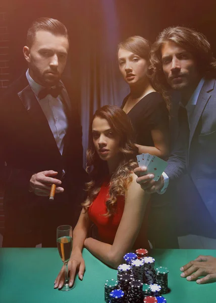 Överklass vänner spelande i ett kasino. — Stockfoto