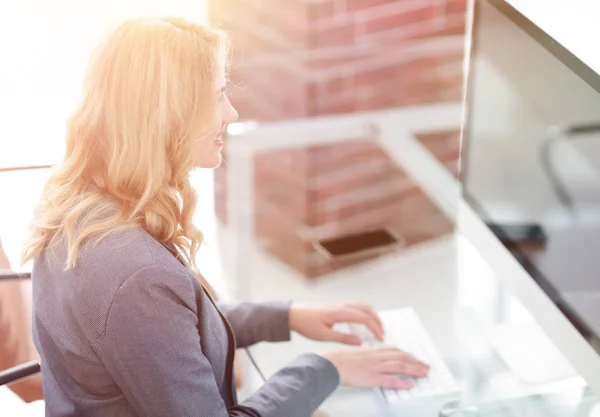 Mujer de negocios escribiendo en el teclado de la computadora — Foto de Stock