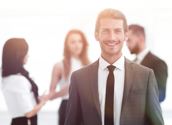 Porträt eines selbstbewussten Geschäftsmannes — Stockfoto