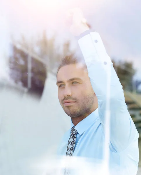 Vue de derrière glass.confident homme d'affaires regardant la victoire — Photo