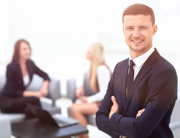 Uomo d'affari di successo su sfondo sfocato ufficio — Foto Stock