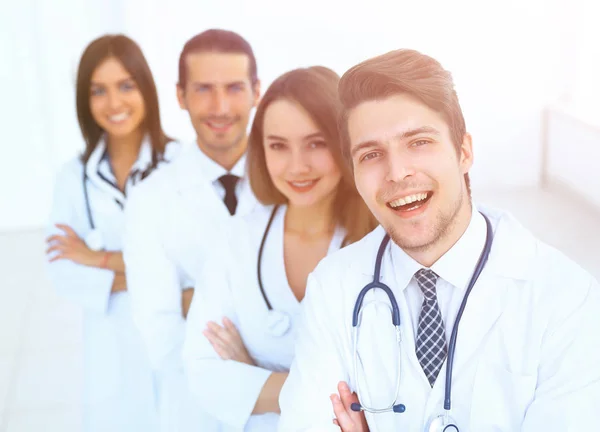 Πορτρέτο της εμπιστοσύνης ευτυχισμένη ομάδα γιατρών — Φωτογραφία Αρχείου