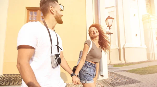 Пара гуляє по вулицях міста і розважається — стокове фото