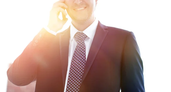 Primer plano. Confiado hombre de negocios hablando smartphone . —  Fotos de Stock