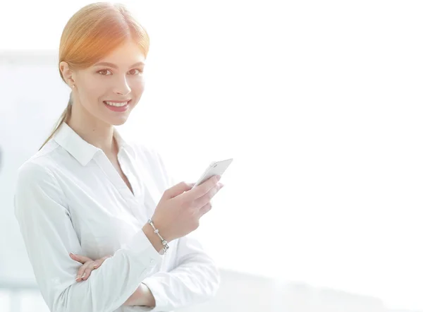 Ritratto di primo piano giovane donna d'affari, guardando il cellulare — Foto Stock