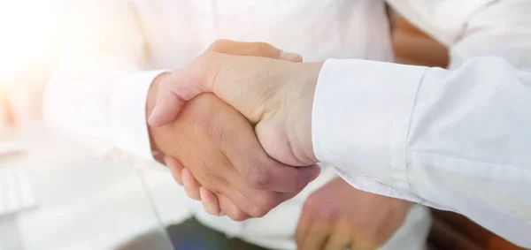 Stretta di mano ravvicinata di colleghi d'affari . — Foto Stock