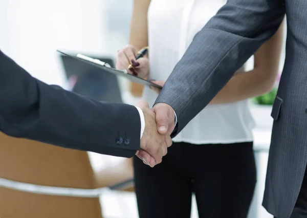 Closeup.Handshake av affärsmän — Stockfoto
