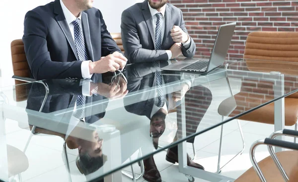 Två framgångsrika medarbetare sitter vid skrivbordet — Stockfoto