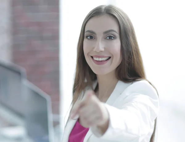 Vertrouwen zakelijke vrouw wijzende vinger naar voren — Stockfoto