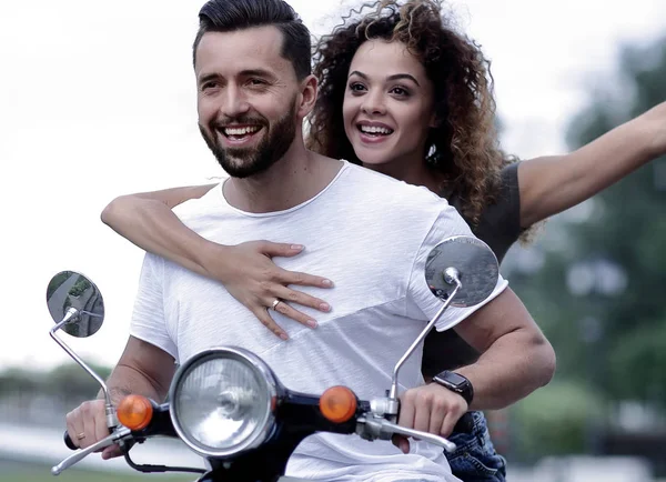 Pareja feliz conduciendo scooter emocionado en vacaciones de verano —  Fotos de Stock