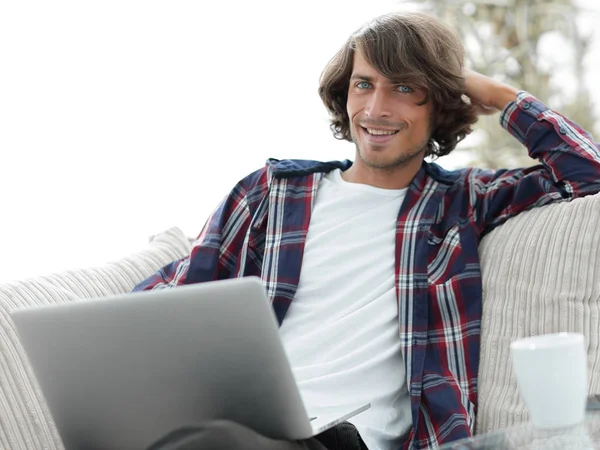 Chico serio trabajando sentado cerca del escritorio . — Foto de Stock