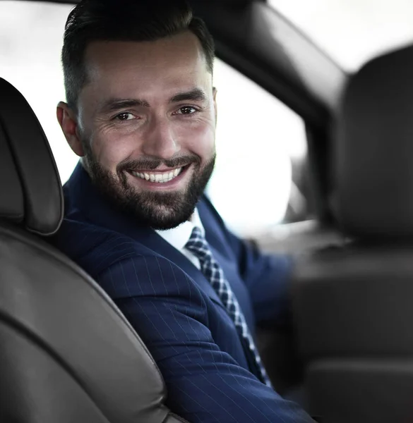 Крупный план бизнесмена, сидящего за рулем автомобиля — стоковое фото