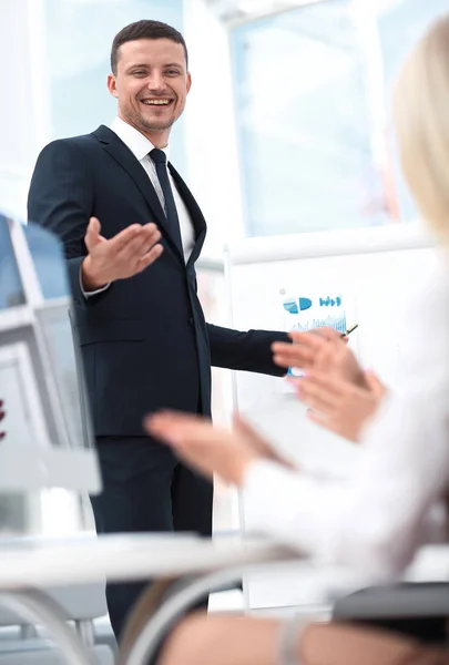 Referent bei der Vorstellung eines neuen Finanzprojekts. — Stockfoto