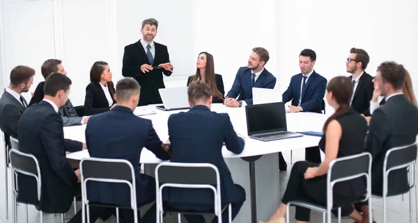 Zakenman spreekt over een voorstel in de onderhandelingen. — Stockfoto