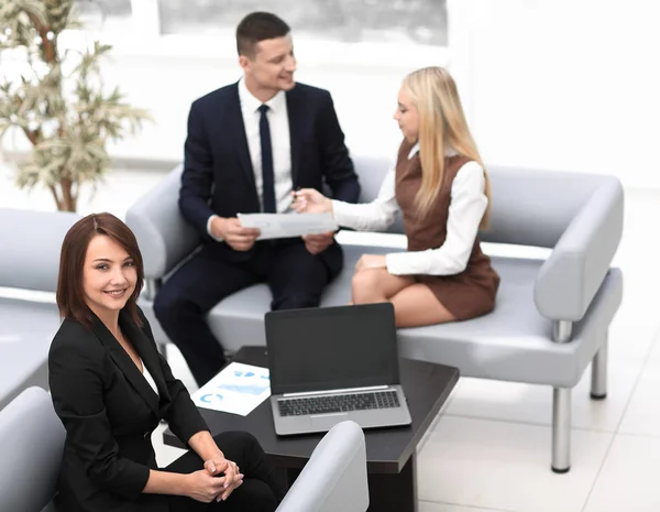 Junge Ökonomin arbeitet mit Finanzdiagrammen. — Stockfoto