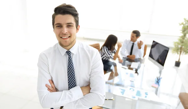 Erfolgreicher Geschäftsmann im Hintergrund seines Amtes. — Stockfoto