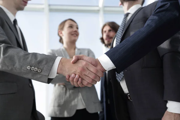 Välkommen och handslag affärsmän — Stockfoto