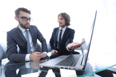 İki işadamları bir proje üzerinde birlikte çalışma