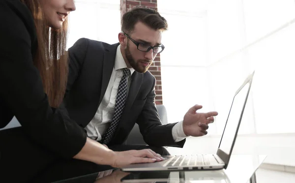 Talande affärsstrategi i styrelserummet — Stockfoto