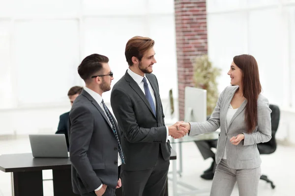 Geschäftsfrau stellt Geschäftsfrau für Büroarbeit vor — Stockfoto