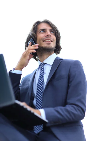 Primo piano. Uomo d'affari di successo che parla al telefono — Foto Stock