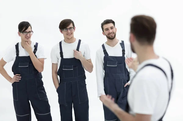 Vrolijke team van verantwoordelijk verhuizers en hun lachende leider. — Stockfoto