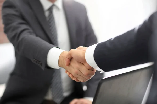 自信を持ってビジネスマン握手 — ストック写真