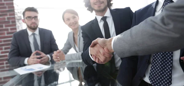 Immagine di sfondo della stretta di mano dei partner commerciali — Foto Stock