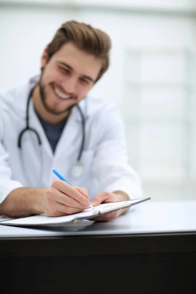 Immagine di sfondo di un medico scrivere una prescrizione — Foto Stock