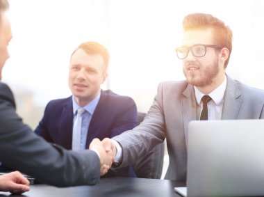 portre. el sıkışma Yöneticisi ve müşteri.